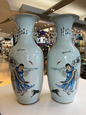 Paire de vases en porcelaine de Chine famille rose à décor à deux faces, 19/20ème — photo 3