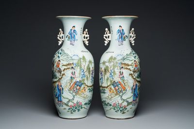 Paire de vases en porcelaine de Chine famille rose à décor à deux faces, 19/20ème