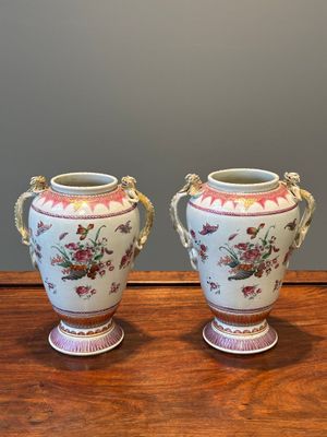 Paire de vases en porcelaine de Chine famille rose à décor de corne d'abondance aux anses en forme de chilong, Qianlong — photo 1