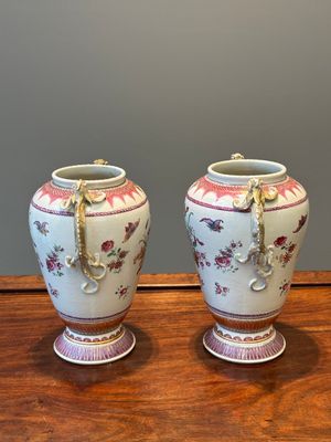Paire de vases en porcelaine de Chine famille rose à décor de corne d'abondance aux anses en forme de chilong, Qianlong — photo 2