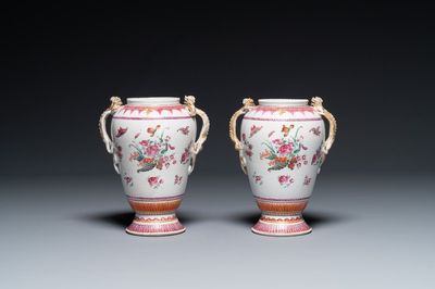 Paire de vases en porcelaine de Chine famille rose à décor de corne d'abondance aux anses en forme de chilong, Qianlong