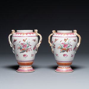 Paire de vases en porcelaine de Chine famille rose à décor de corne d'abondance aux anses en forme de chilong, Qianlong — photo 1