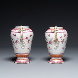 Paire de vases en porcelaine de Chine famille rose à décor de corne d'abondance aux anses en forme de chilong, Qianlong — photo 2