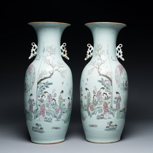 Paire de vases en porcelaine de Chine famille rose à décor de dames dans un jardin, signed Rongfang, 19/20ème — photo 1