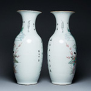 Paire de vases en porcelaine de Chine famille rose à décor de dames dans un jardin, 19/20ème — photo 2