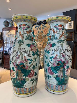Paire de vases en porcelaine de Chine famille rose à décor de paons et de phénix, 19ème — photo 3