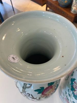 Paire de vases en porcelaine de Chine famille rose à décor de paons et de phénix, 19ème — photo 5