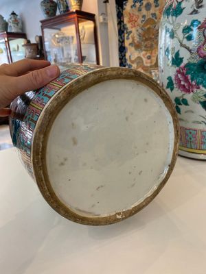 Paire de vases en porcelaine de Chine famille rose à décor de paons et de phénix, 19ème — photo 6