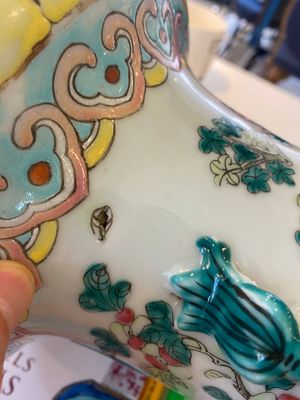 Paire de vases en porcelaine de Chine famille rose à décor de paons et de phénix, 19ème — photo 8