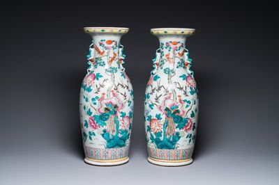 Paire de vases en porcelaine de Chine famille rose à décor de paons et de phénix, 19ème