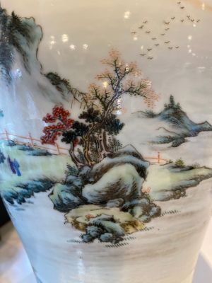 Paire de vases en porcelaine de Chine famille rose à décor de paysages raffinés, marque de Qianlong, 20ème — photo 13