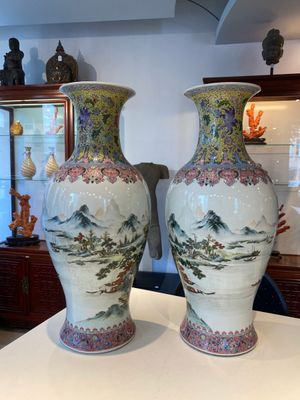 Paire de vases en porcelaine de Chine famille rose à décor de paysages raffinés, marque de Qianlong, 20ème — photo 2