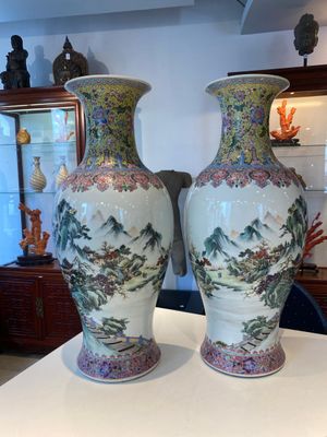 Paire de vases en porcelaine de Chine famille rose à décor de paysages raffinés, marque de Qianlong, 20ème — photo 4