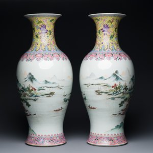 Paire de vases en porcelaine de Chine famille rose à décor de paysages raffinés, marque de Qianlong, 20ème — photo 3