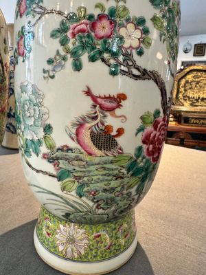 Paire de vases en porcelaine de Chine famille rose à décor d'oiseaux parmi des branches fleuries, marque de Qianlong, République — photo 12