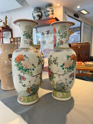 Paire de vases en porcelaine de Chine famille rose à décor d'oiseaux parmi des branches fleuries, marque de Qianlong, République — photo 2