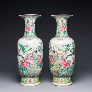 Paire de vases en porcelaine de Chine famille rose à décor d'oiseaux parmi des branches fleuries, marque de Qianlong, République — photo 1