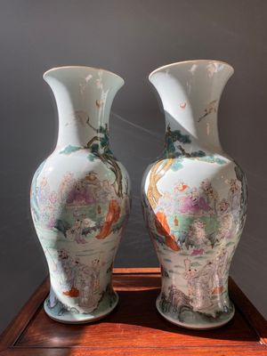 Paire de vases en porcelaine de Chine famille rose à décor d'un musicien qui joue le qin, marque de Qianlong, République — photo 1