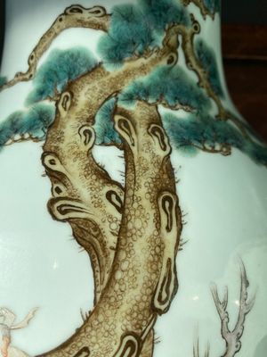 Paire de vases en porcelaine de Chine famille rose à décor d'un musicien qui joue le qin, marque de Qianlong, République — photo 13