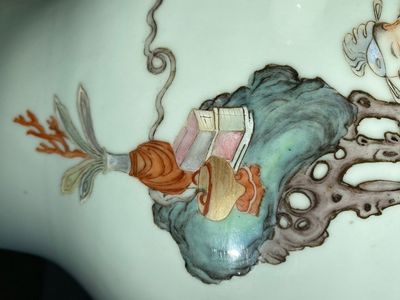 Paire de vases en porcelaine de Chine famille rose à décor d'un musicien qui joue le qin, marque de Qianlong, République — photo 16