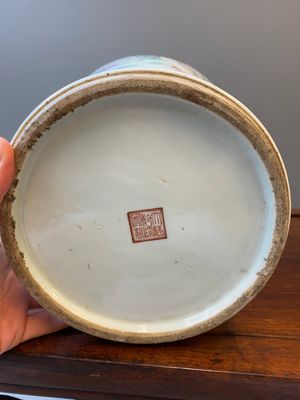 Paire de vases en porcelaine de Chine famille rose à décor d'un musicien qui joue le qin, marque de Qianlong, République — photo 18