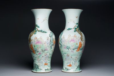 Paire de vases en porcelaine de Chine famille rose à décor d'un musicien qui joue le qin, marque de Qianlong, République
