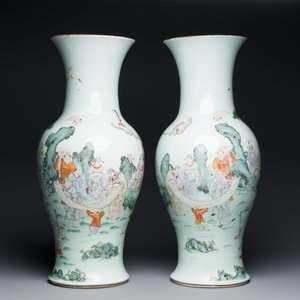 Paire de vases en porcelaine de Chine famille rose à décor d'un musicien qui joue le qin, marque de Qianlong, République — photo 2