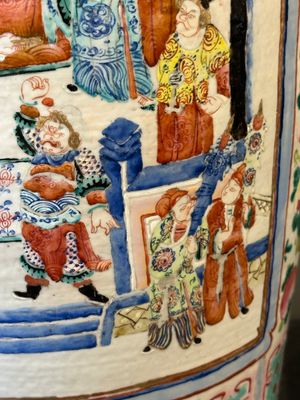 Paire de vases en porcelaine de Chine famille rose à décor narratif, 19ème — photo 12