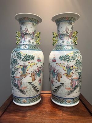 Paire de vases en porcelaine de Chine famille rose à décor narratif, 19ème — photo 2