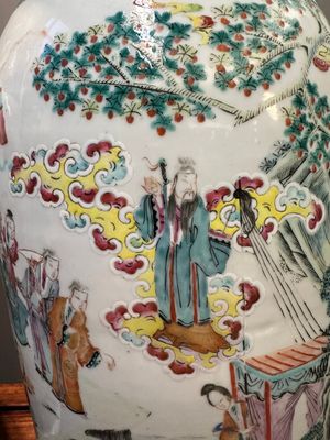 Paire de vases en porcelaine de Chine famille rose à décor narratif, 19ème — photo 5