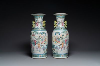 Paire de vases en porcelaine de Chine famille rose à décor narratif, 19ème