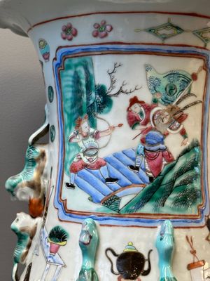 Paire de vases en porcelaine de Chine famille rose à décor narratif, 19ème — photo 13