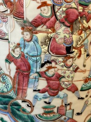 Paire de vases en porcelaine de Chine famille rose à décor narratif, 19ème — photo 17