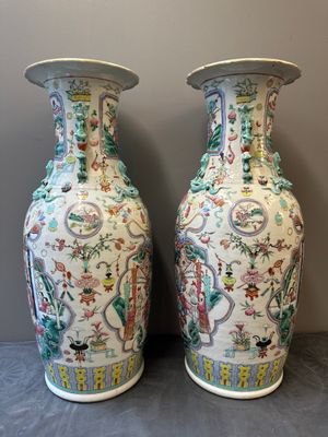 Paire de vases en porcelaine de Chine famille rose à décor narratif, 19ème — photo 2