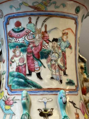 Paire de vases en porcelaine de Chine famille rose à décor narratif, 19ème — photo 6
