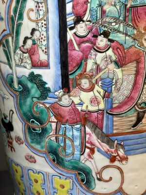 Paire de vases en porcelaine de Chine famille rose à décor narratif, 19ème — photo 9