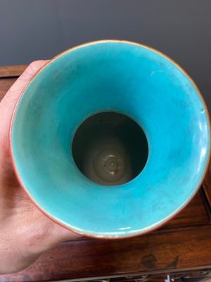Paire de vases en porcelaine de Chine famille rose à fond corail à décor de garçons jouant, 18/19ème — photo 16