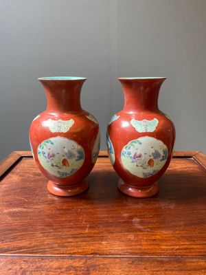 Paire de vases en porcelaine de Chine famille rose à fond corail à décor de garçons jouant, 18/19ème — photo 3
