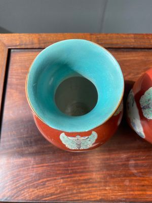Paire de vases en porcelaine de Chine famille rose à fond corail à décor de garçons jouant, 18/19ème — photo 5