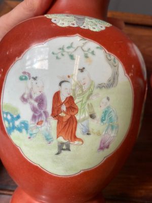 Paire de vases en porcelaine de Chine famille rose à fond corail à décor de garçons jouant, 18/19ème — photo 6