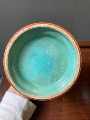Paire de vases en porcelaine de Chine famille rose à fond corail à décor de garçons jouant, 18/19ème — photo 9
