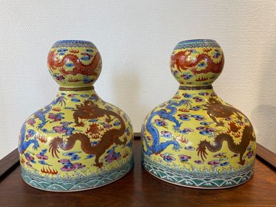 Paire de vases en porcelaine de Chine famille rose à fond jaune, marque de Qianlong, 20ème — photo 3