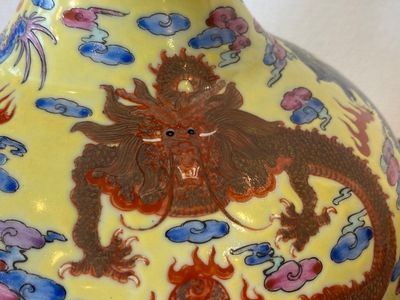 Paire de vases en porcelaine de Chine famille rose à fond jaune, marque de Qianlong, 20ème — photo 9