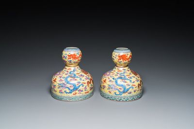 Paire de vases en porcelaine de Chine famille rose à fond jaune, marque de Qianlong, 20ème
