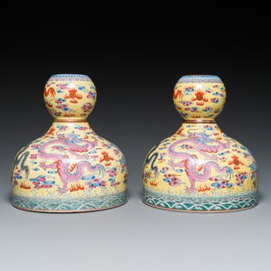 Paire de vases en porcelaine de Chine famille rose à fond jaune, marque de Qianlong, 20ème — photo 3