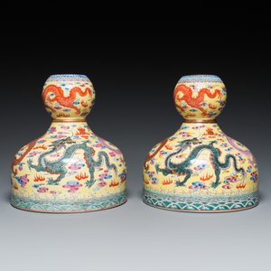 Paire de vases en porcelaine de Chine famille rose à fond jaune, marque de Qianlong, 20ème — photo 4
