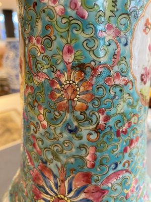 Paire de vases en porcelaine de Chine famille rose à fond turquoise, 19ème — photo 15