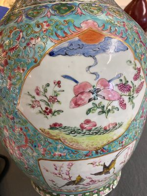 Paire de vases en porcelaine de Chine famille rose à fond turquoise, 19ème — photo 17