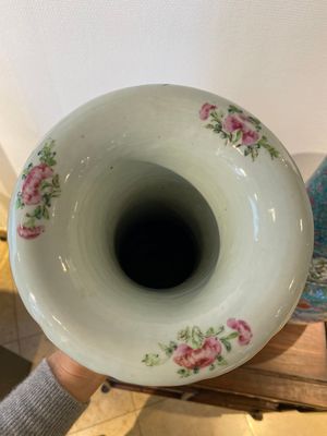 Paire de vases en porcelaine de Chine famille rose à fond turquoise, 19ème — photo 4