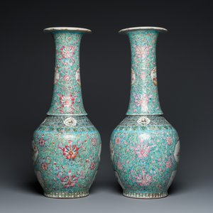 Paire de vases en porcelaine de Chine famille rose à fond turquoise, 19ème — photo 2